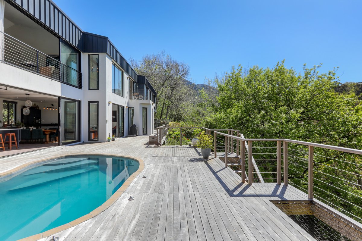 Spacious 6-Bedroom Constantia Villa