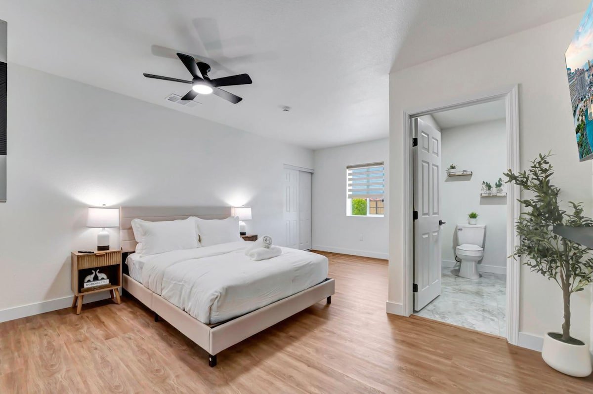 Central Luxury 5BR One Story and Pool HotTub Games gallery image 5