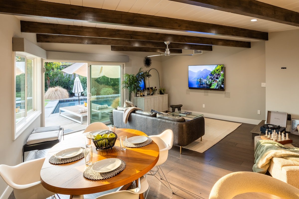 Modern LA Oasis/Pool/Firepit/King/Soakingtub gallery image 5