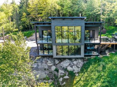 Luxurious Modern Mansion – Private Jacuzzi & Sauna