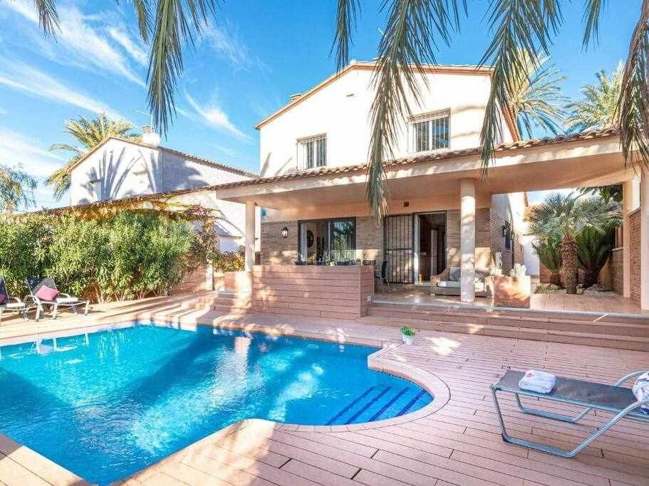 Beautiful house with canal mooring gallery image 3