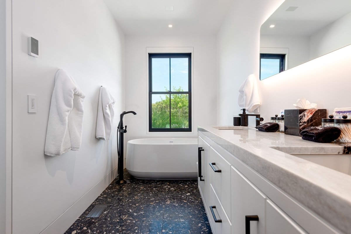 Your Nantucket Oasis Awaits gallery image 5