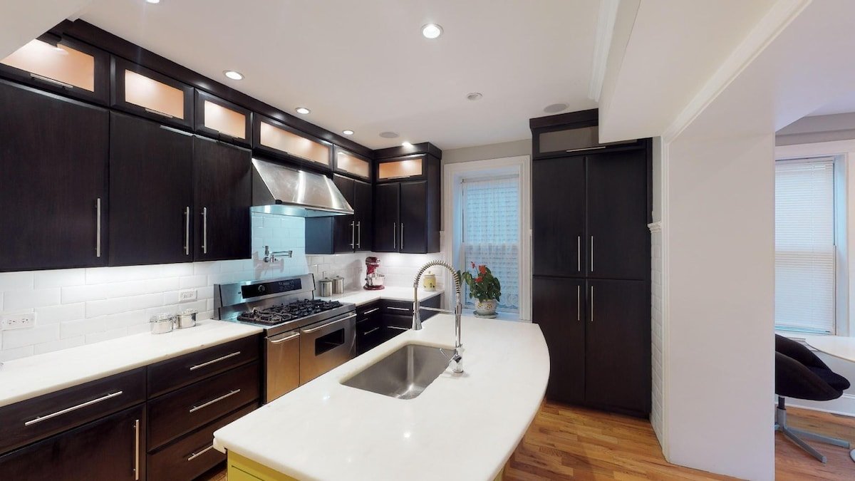 Chicago’s Bridgeport Huge 4 Story w/Garage Parking gallery image 5