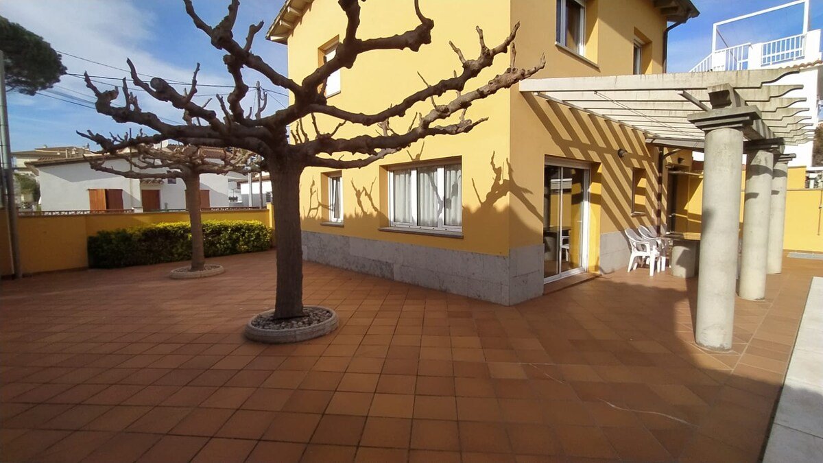 Magnolia l’Escala 2, casa con piscina y barbacoa gallery image 4