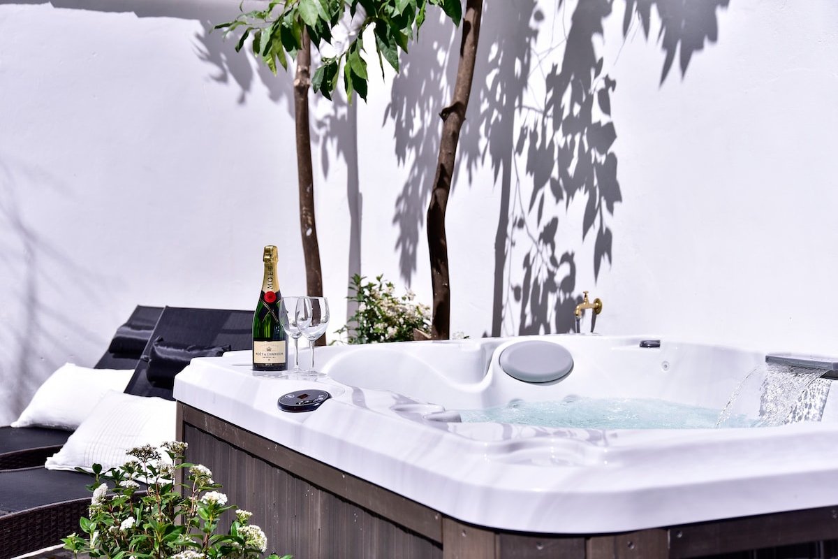 Pepi Residence: private garden and jacuzzi; duplex gallery image 2