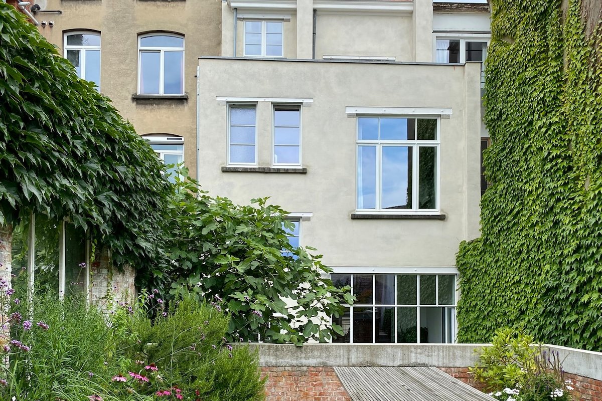 Historical manor house in Brussels with parking gallery image 5