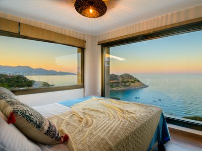 Beachfront villa Phi, jacuzzi and amazing views