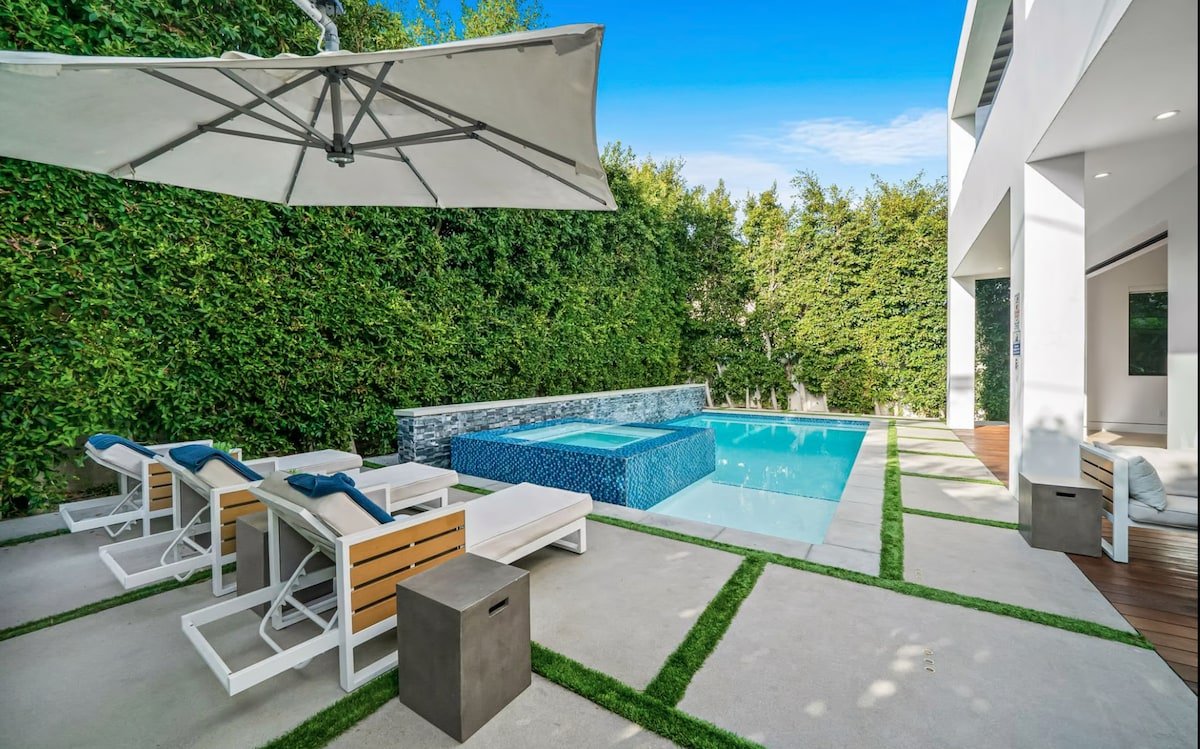 Luxurious Retreat – Modern House+Pool 4 bed/5 Bath gallery image 5