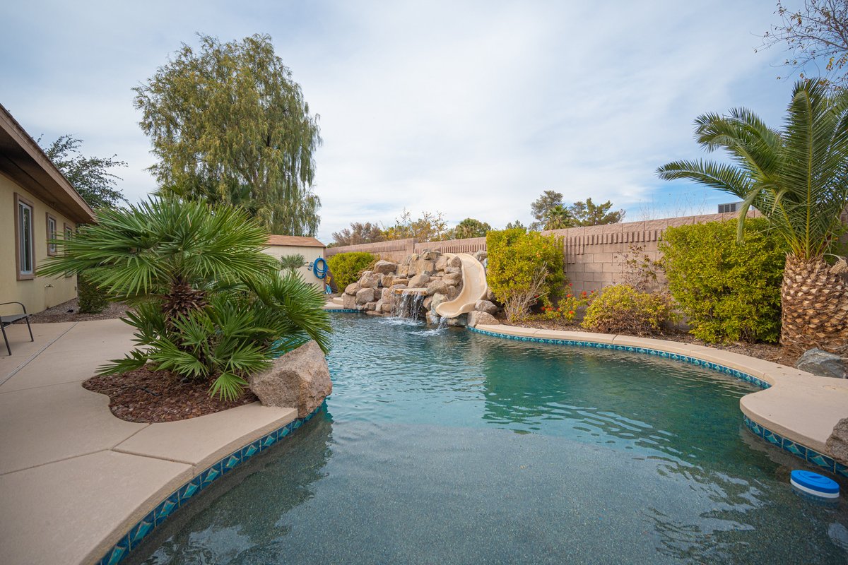 Luxury Mansion, 5 Minutes from Strip! 7bdrm, 16bed