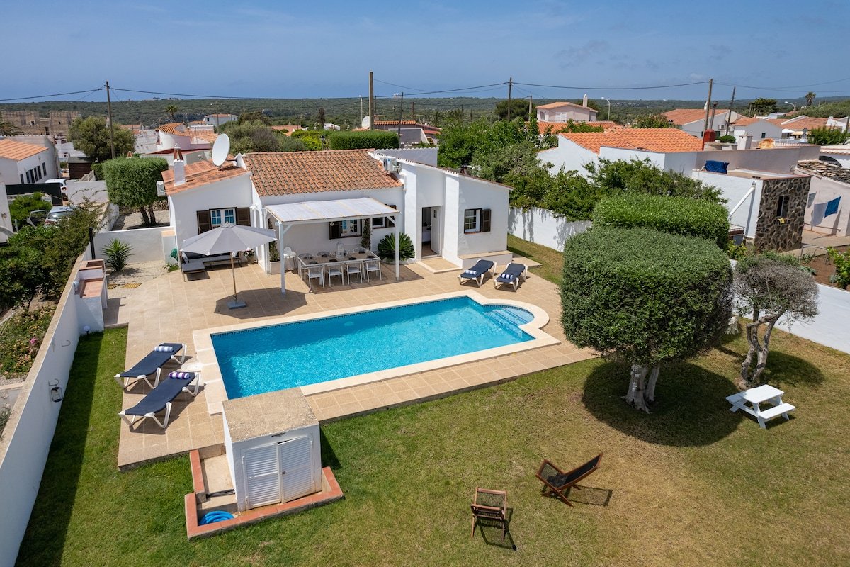 Private villa w/ large pool close to beach & shops gallery image 2