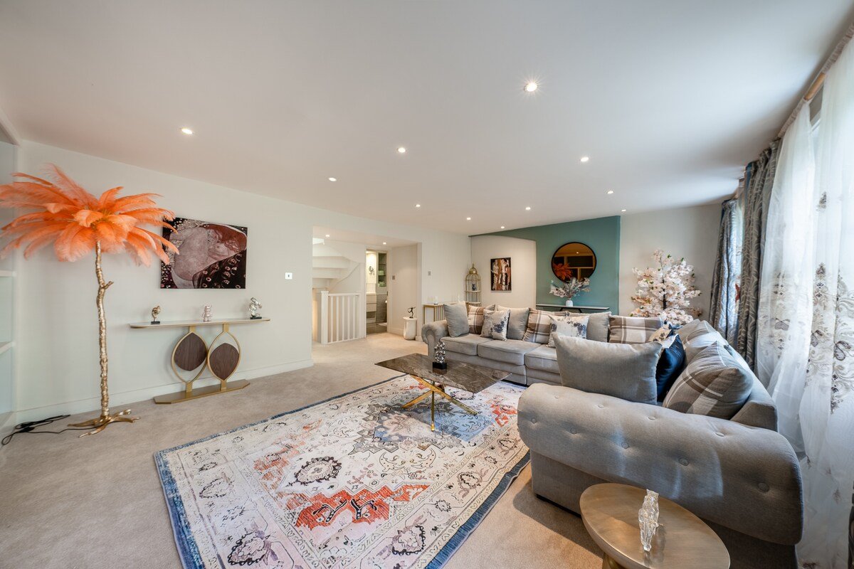 GRAND 200 SqM 3-Bedroom VILLA gallery image 3