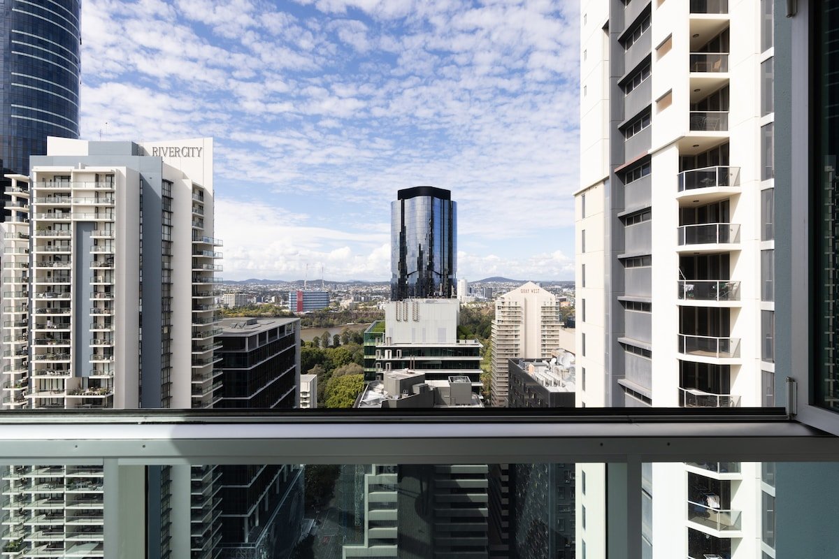 Luxury condo Brisbane CBD. parking.gym.pool gallery image 3