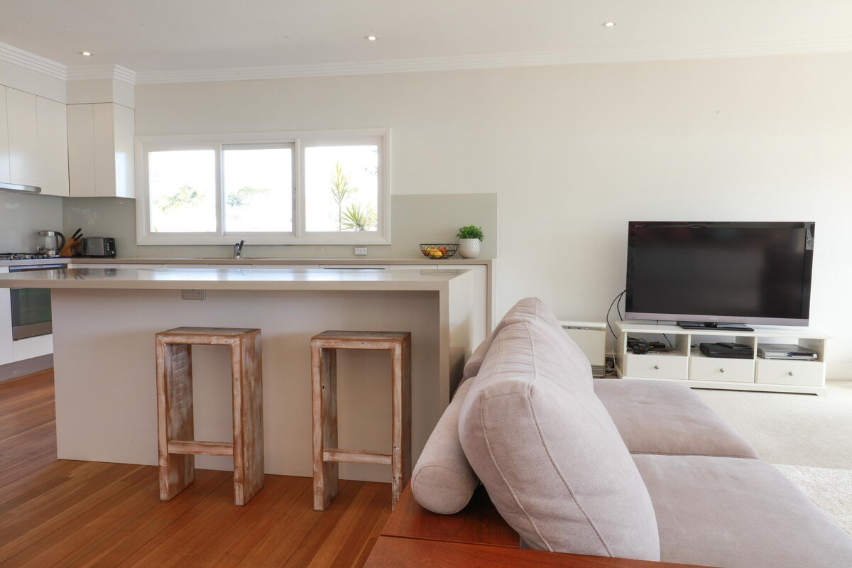 Lakefront Executive Escape in Narrabeen, Australia gallery image 5
