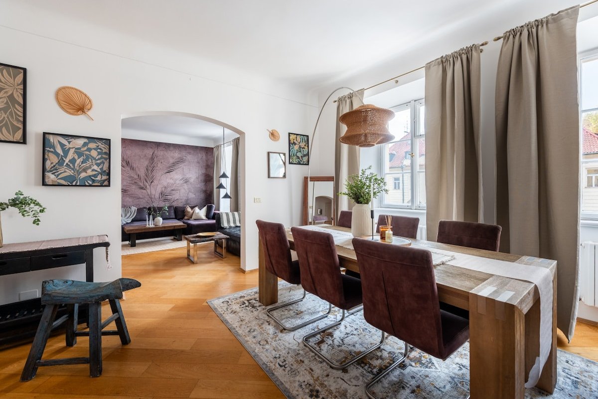 Old Town 3BDR Retreat Steps from Charles Bridge gallery image 2