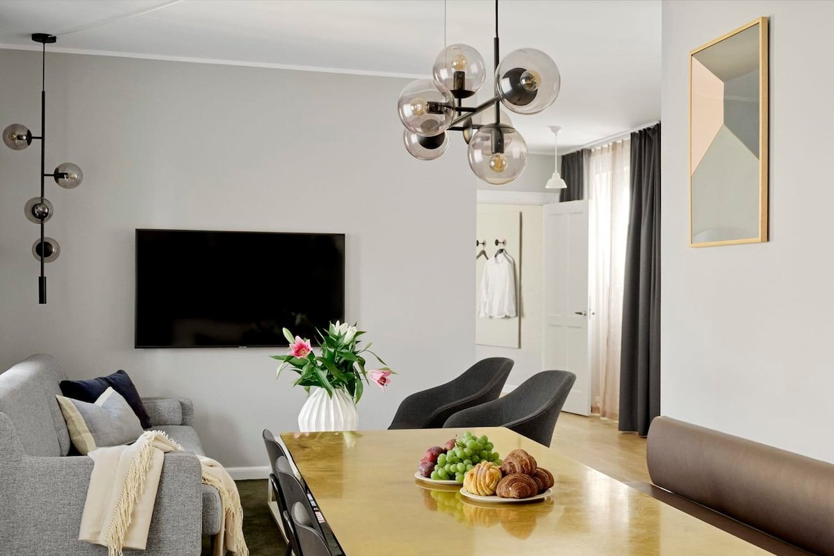 Spacious Two-Bedroom Apartment for 6 with Elevator gallery image 2