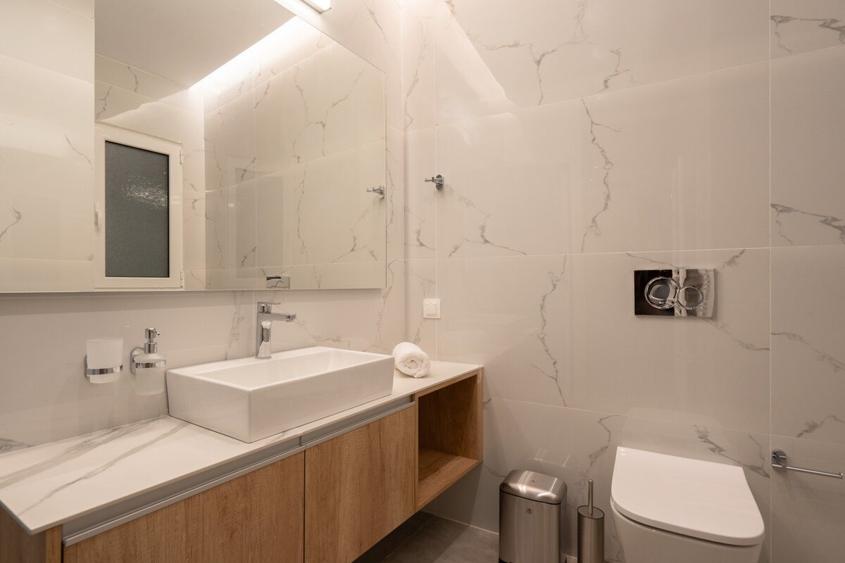 “Seven Hills” Luxury Residence with Rooftop Patio gallery image 5