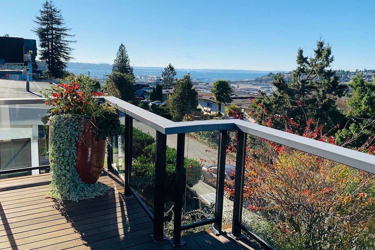 Scenic Water-View Queen Anne Home, 2Mi to Downtown gallery image 4