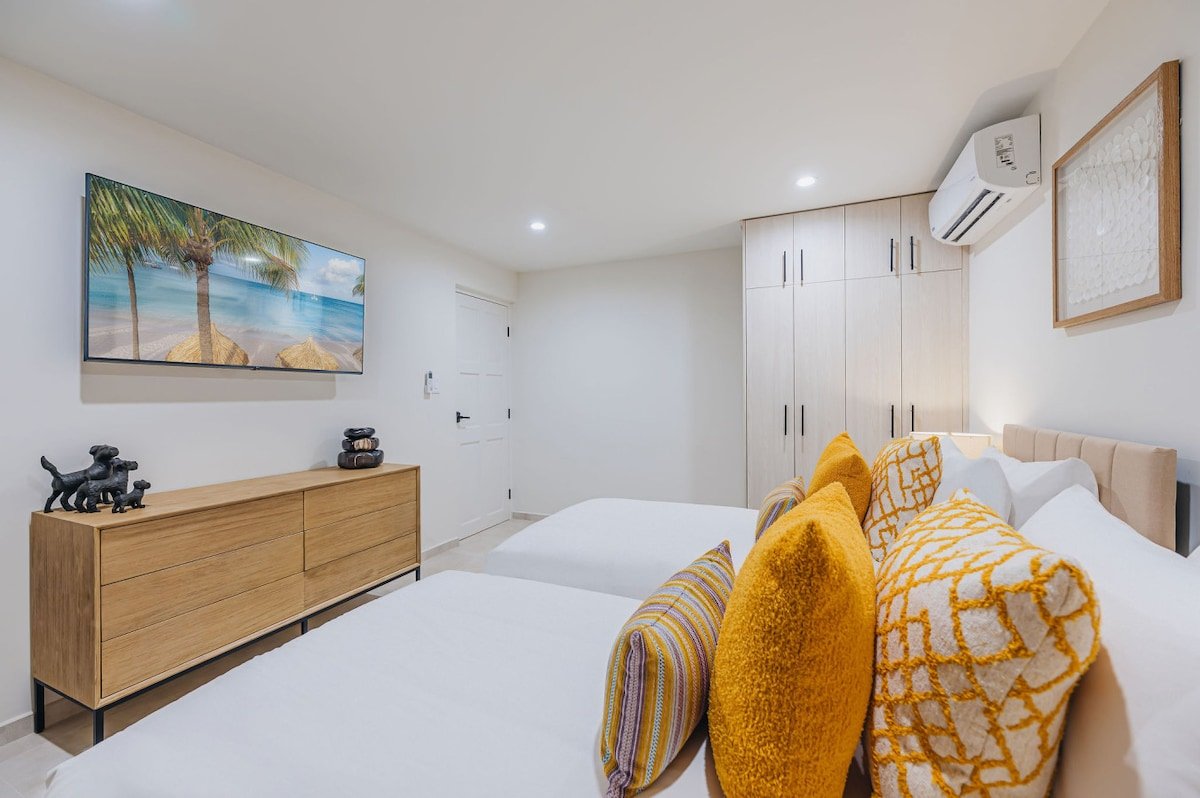 Walk to Palm Beach! 5Bed Hottub w/ Pool | 10people gallery image 5