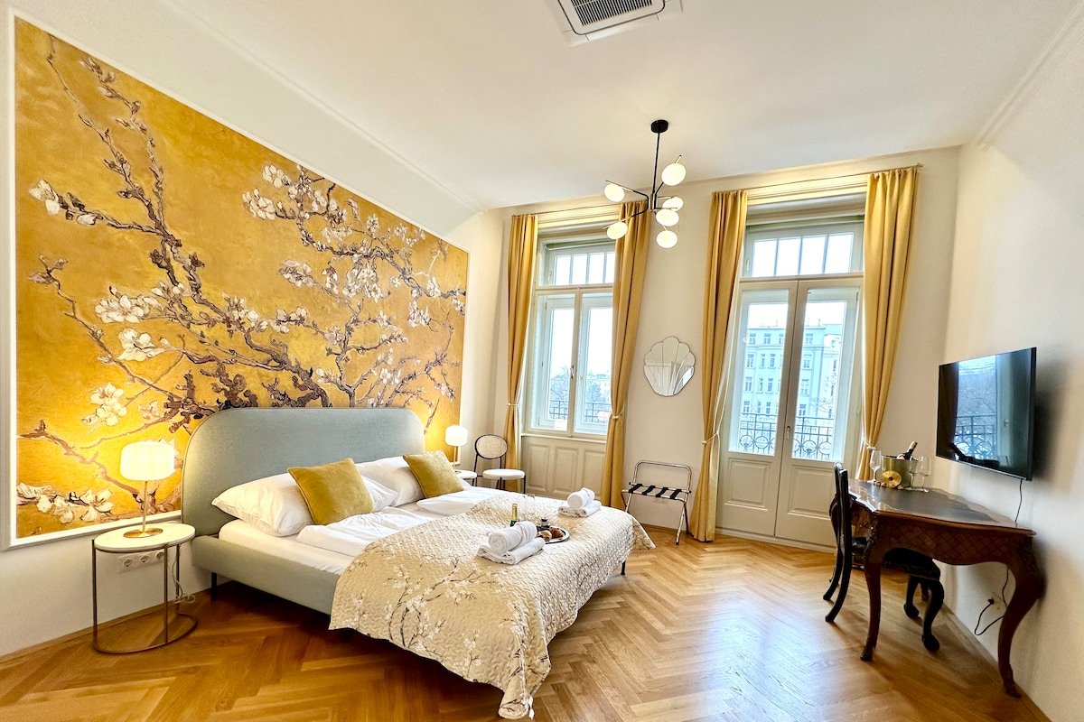 Historical Luxury 3- Bedroom- SUITE w/AC, Balcony gallery image 2