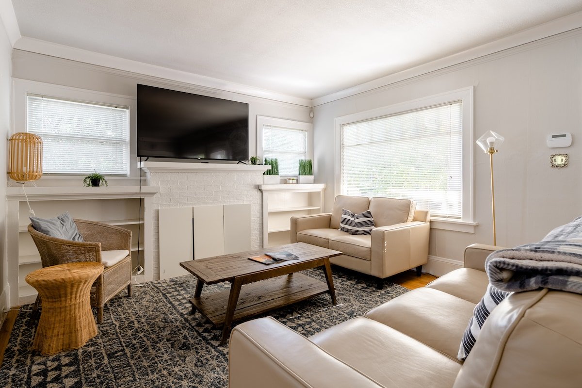 Alberta Arts Gem – 2BR – 2BA – Prime Location gallery image 2