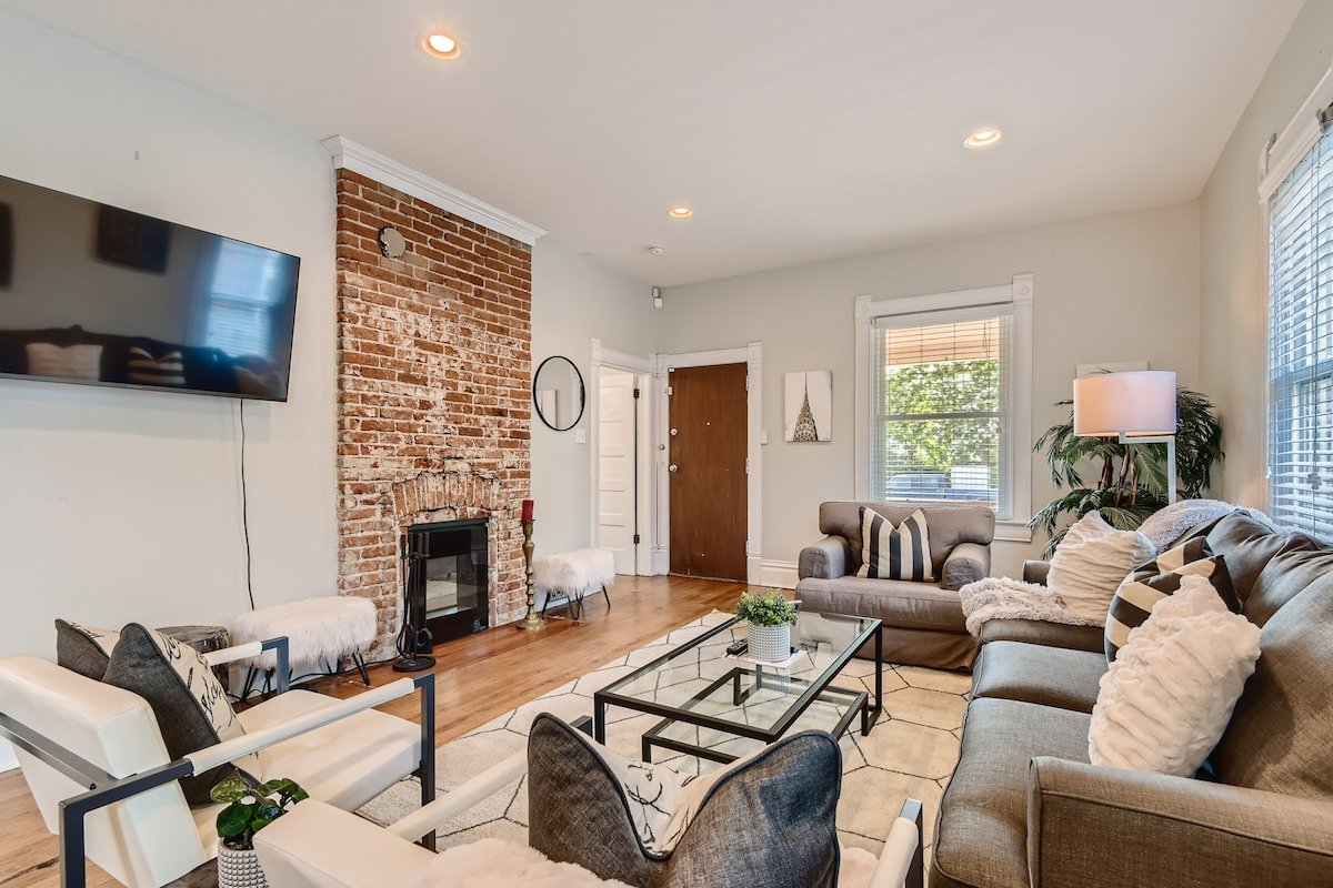 Spacious Home In LOHI, Large backyard, Game Room gallery image 3