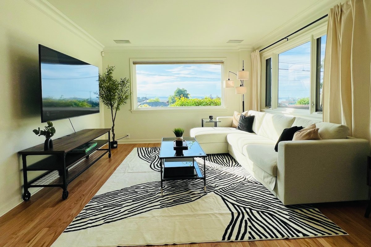 3 King/1 Queen Bedroom, Game room, 5 Parking spots gallery image 2