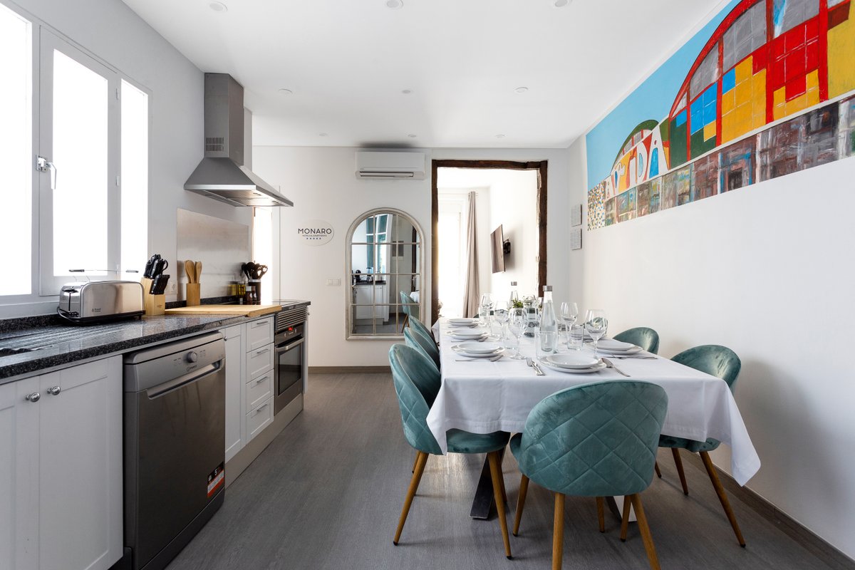 DownTown La Latina Grupos, by MoNARO