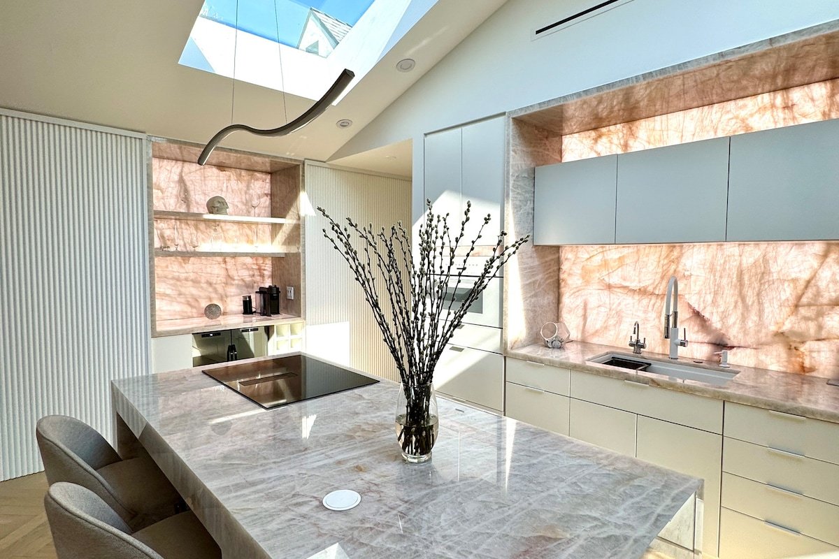 Luxurious and elegant house with tranquil backyard gallery image 4