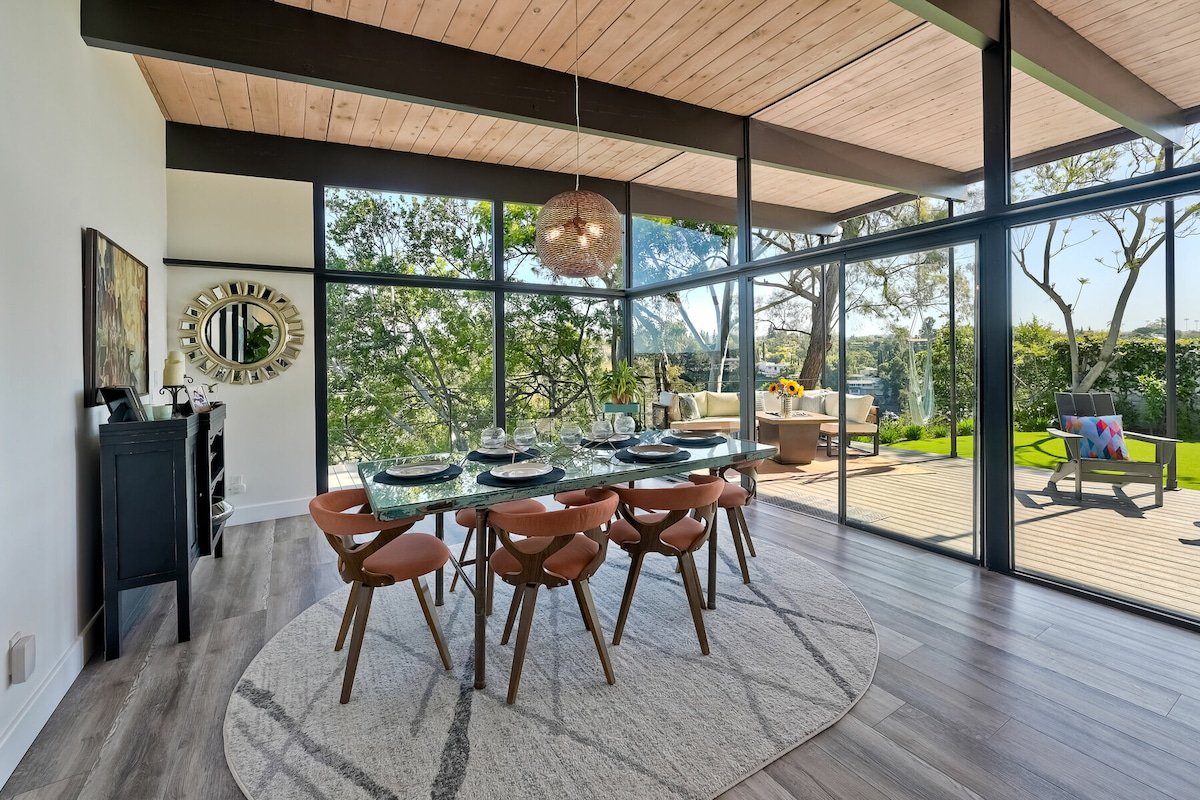 Breathtaking Mid-Century Modern Retreat – Views! gallery image 5