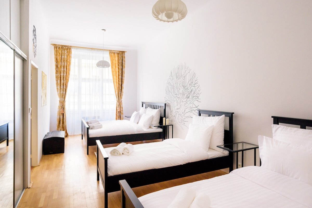 4BR+2.5BATH Amazing HARRY POTTER’S apt at OLD TOWN gallery image 4