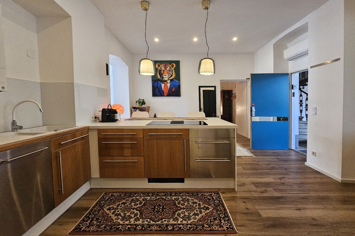 Red-Orange Palm – 200m2, central with style gallery image 5