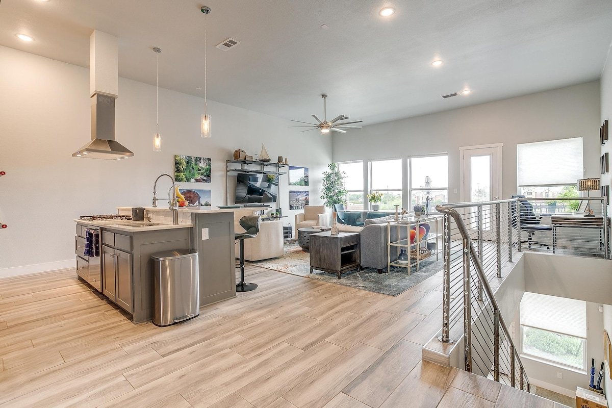 New Luxury 2000 SF Townhome in S. MAIN AREA gallery image 2