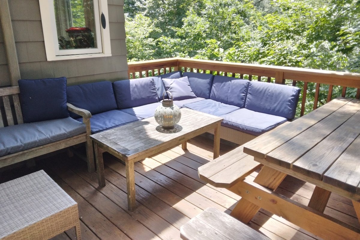 Large, sunny hilltop home, nature lovers’ paradise gallery image 3