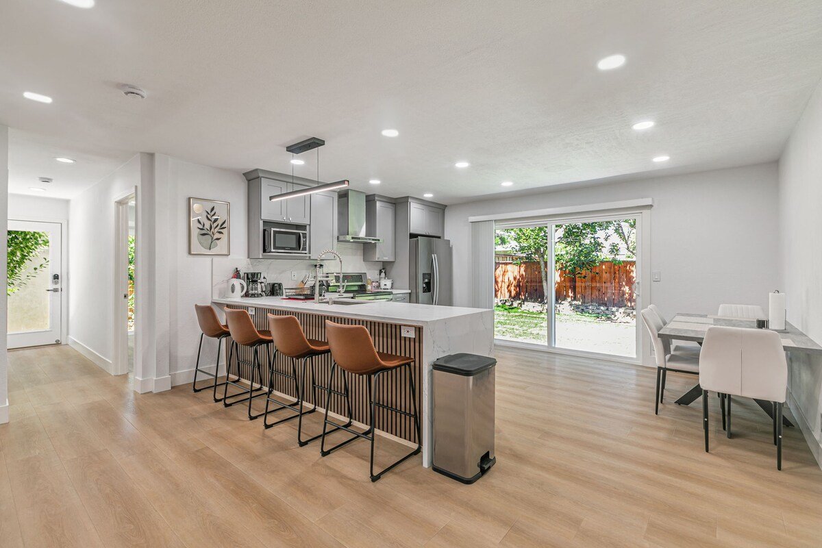 SJ Luxe 4BR Home | Sleeps 10 gallery image 3