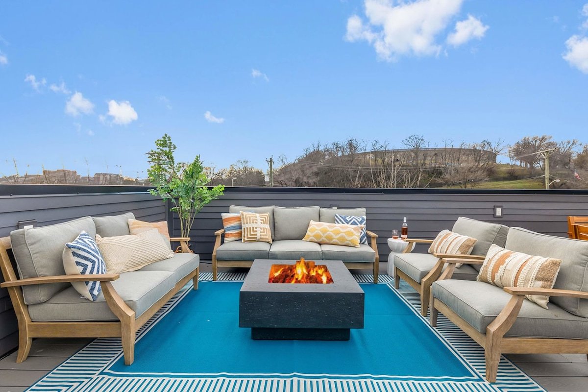 The Duet – Rooftop Lounge + 1.5 miles to Broadway. gallery image 2