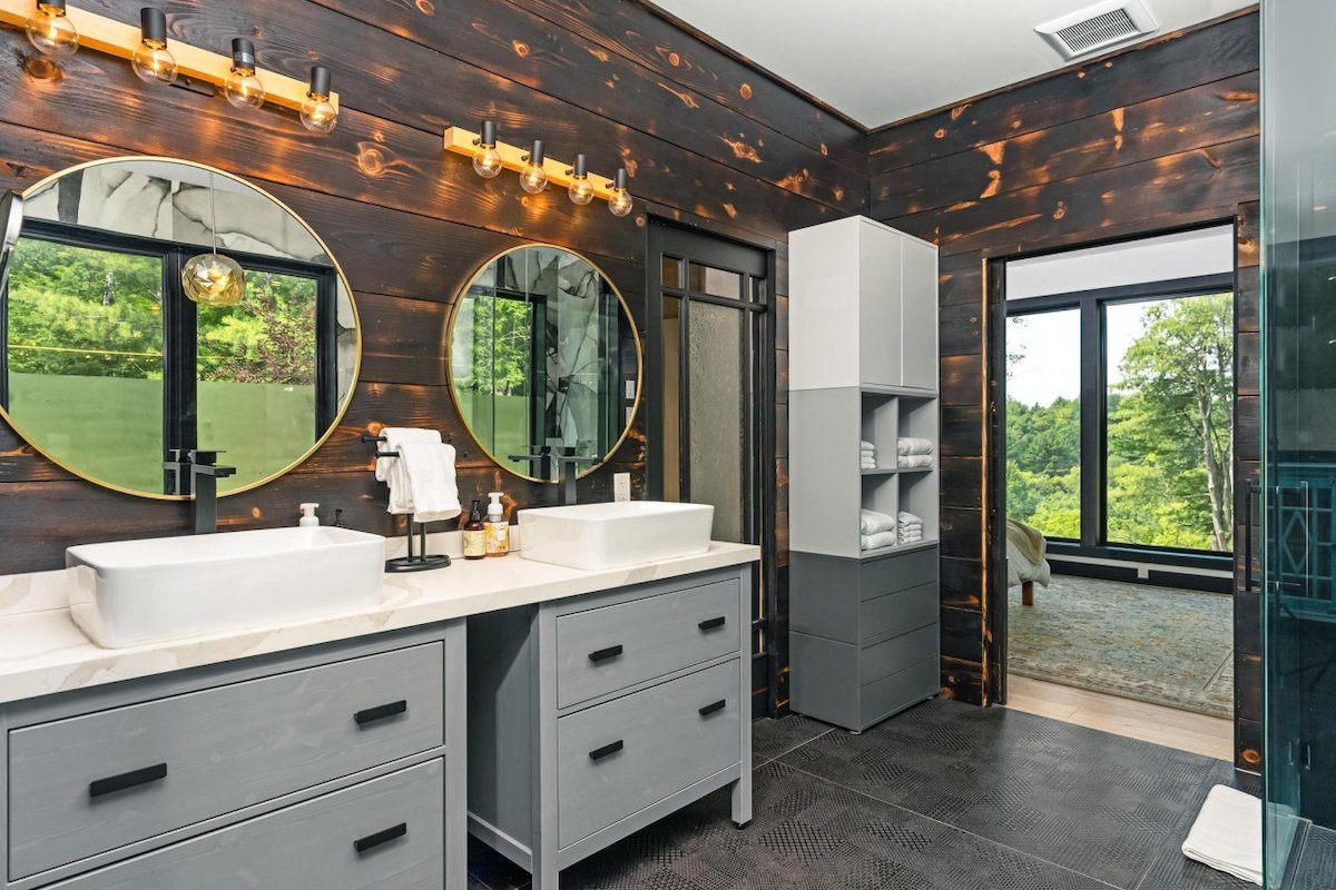 Muskoka River Luxury Cottage | Hot tub & Sauna gallery image 4