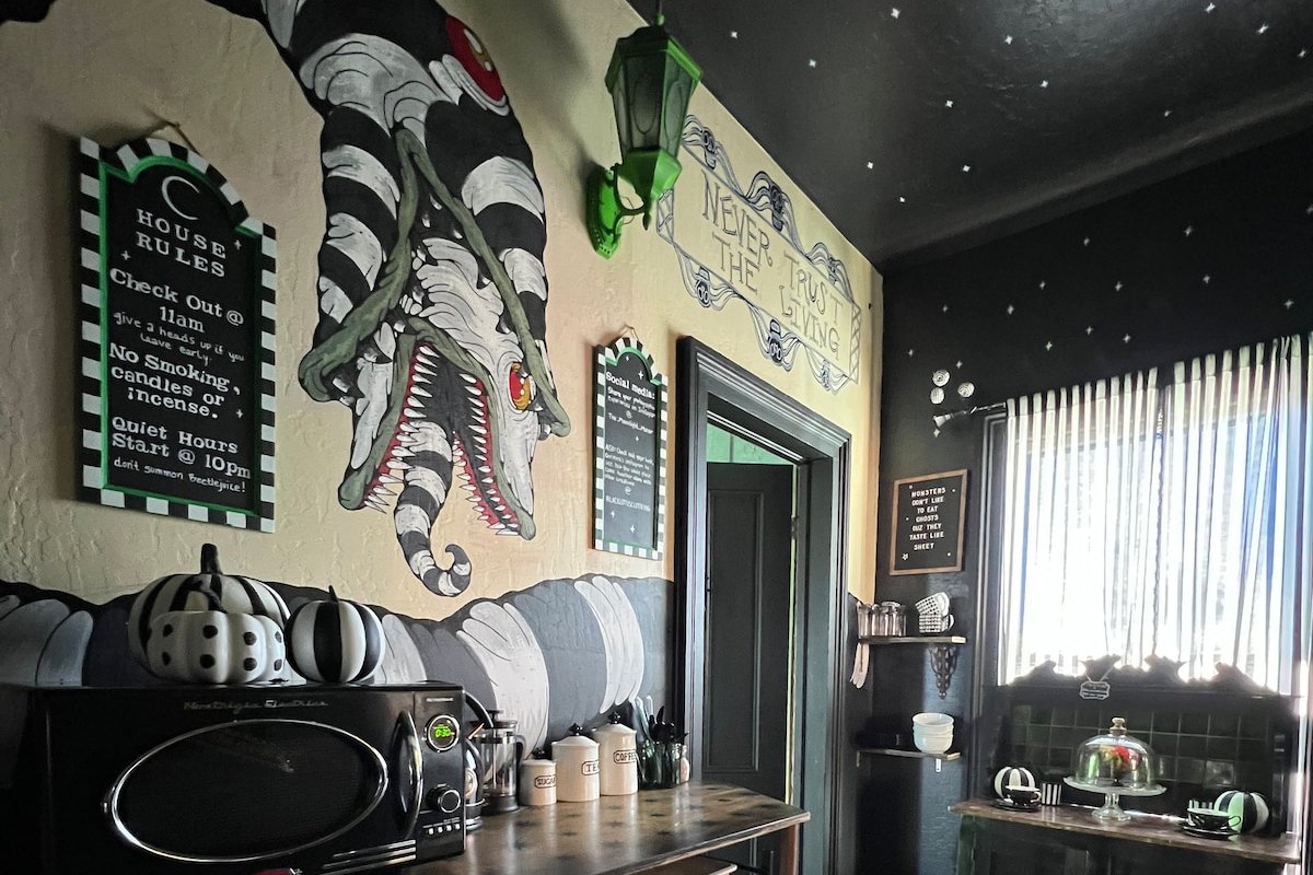 The Moonlight Manor – 5 bedroom themed hideaway gallery image 5