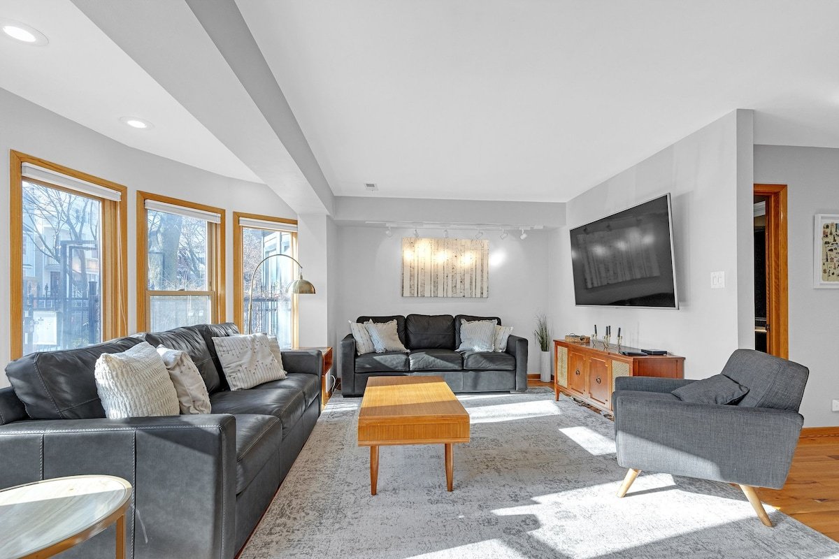 Spacious Full Home Near the Heart of Wrigleyville gallery image 4