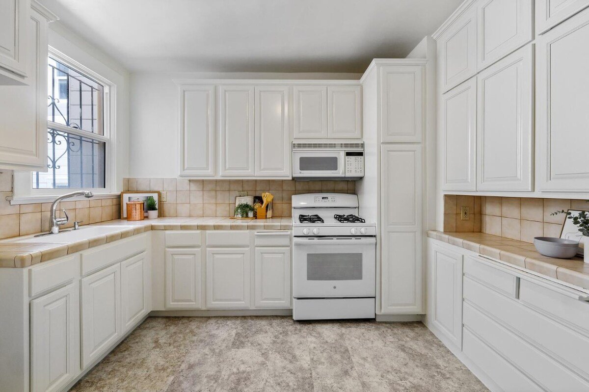 Spacious Sunny Safe 2br@Noe Valley w/ yard gallery image 5