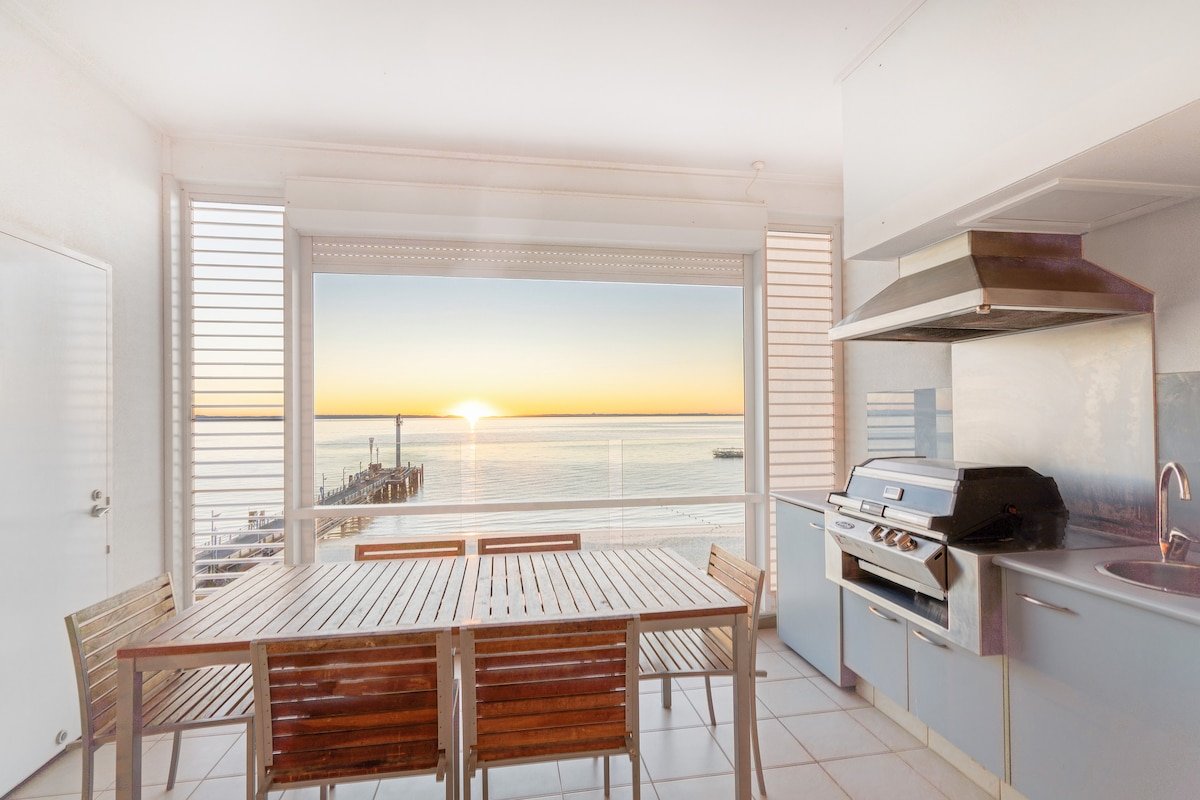 Deep Blue 13 – Beachfront Apartment gallery image 3