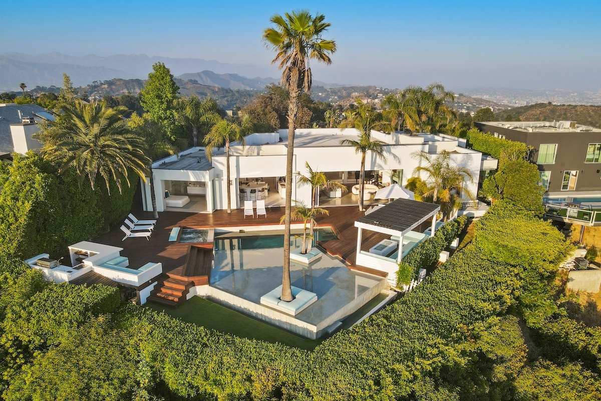 Crest Estate by Stay Awhile Villas gallery image 2