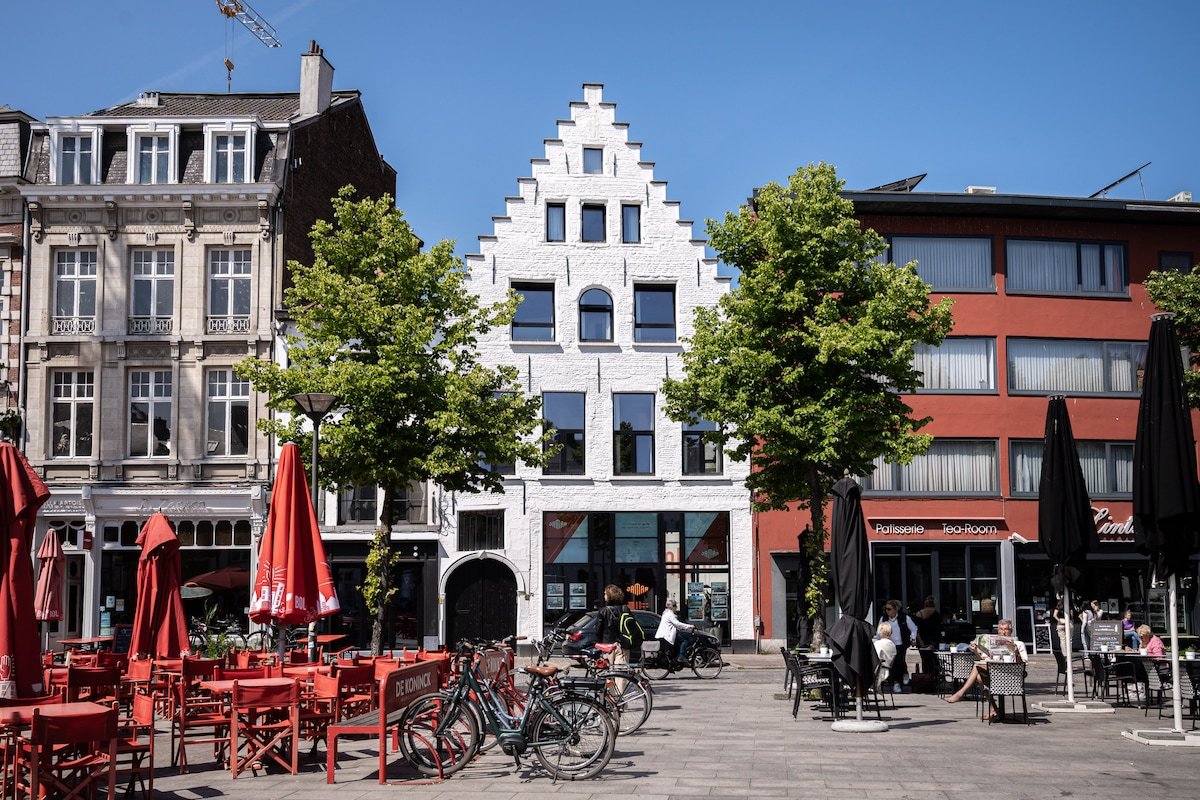 Kozy Home · Spacious Luxurious home gallery image 4