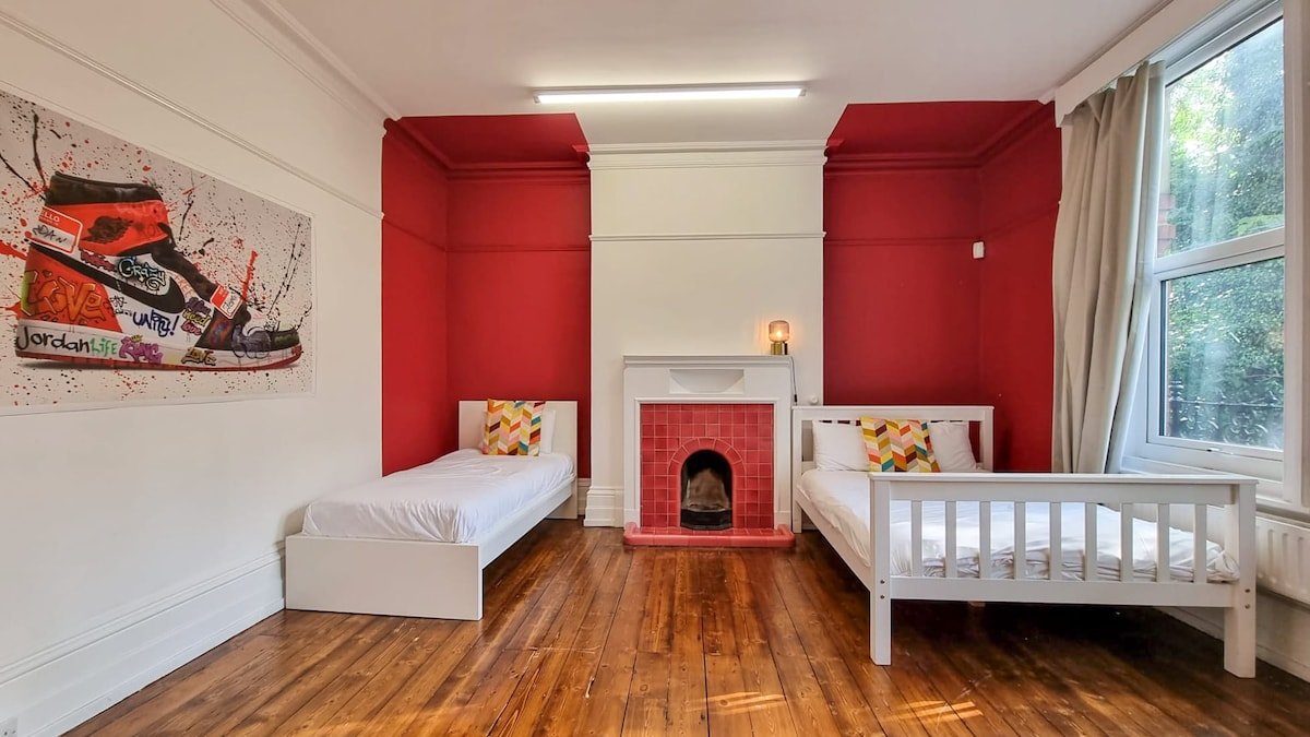 Sleeps 20 Ashton Mansion by City SuperHost gallery image 4