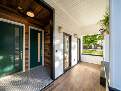 Luxe 4bd+Rooftop, next to Train