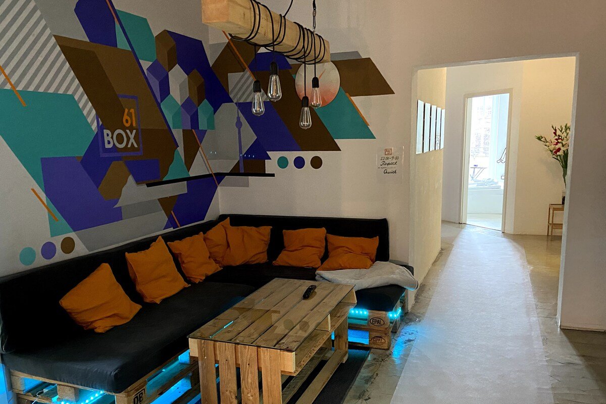 Creative art loft, 7 room, 2 bath, hip area gallery image 3