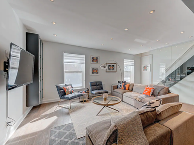 MTL Townhouse- 3 bdr in the heart of the city