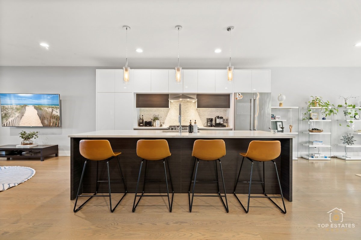 The Urban Oasis | Outdoor Lounge • Sleeps 10+ gallery image 5