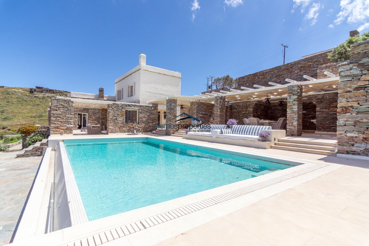 Luxurious stone villa with a swimming pool gallery image 5