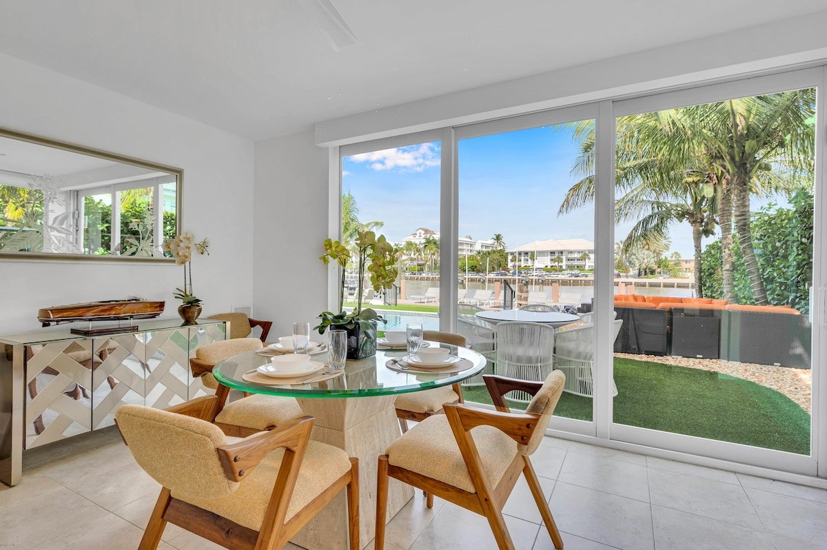 Suite by Beach | Waterfront | Lago Key Two gallery image 4