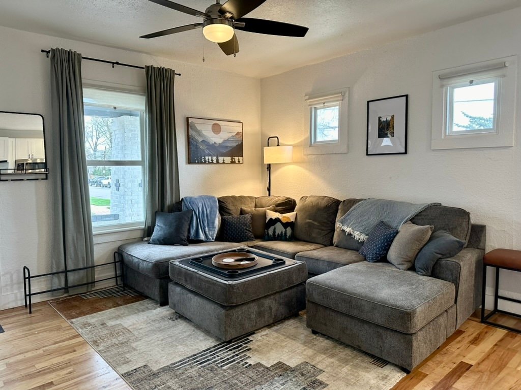 Modern 4-Bedroom Retreat in Denver gallery image 3